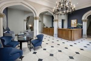 Posezení v ubytování Delta Hotels by Marriott Breadsall Priory Country Club