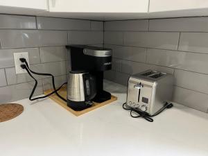 eine Kaffeemaschine und ein Toaster auf einem Regal in der Unterkunft Luxury Suite with King Bed-4 minutes to The Falls in Niagara Falls
