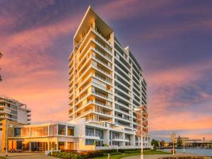 uma representação de um edifício alto ao pôr-do-sol em Bridgepoint 103 em Mandurah