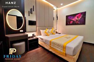 Een bed of bedden in een kamer bij HANZ Friday Premium Hotel