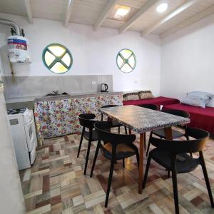 een keuken met een tafel en stoelen in een kamer bij Níspero in San Marcos Sierras
