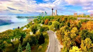 une vue aérienne sur une ville avec une route et une rivière dans l'établissement Luxury Suite with King Bed-4 minutes to The Falls, à Niagara Falls
