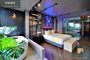 um quarto de hotel com uma cama e um sofá em HANZ Friday Premium Hotel em Ho Chi Minh