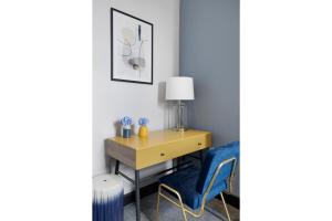 מיטה או מיטות בחדר ב-Amber and Blue: Newly Renovated Designer Flat