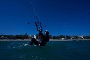 Een man op het water die een parachute vasthoudt. bij Casa oceane in La Ventana