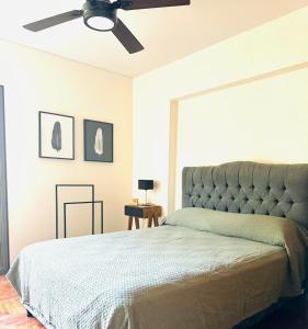 een slaapkamer met een bed en een plafondventilator bij Confortable & estiloso departamento en la ciudad de Mendoza in Mendoza