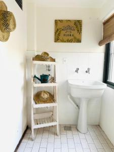 een badkamer met een wastafel en een wit toilet bij Confortable & estiloso departamento en la ciudad de Mendoza in Mendoza