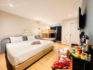 เตียงในห้องที่ Herma Hotel