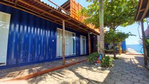 Hostel Tribos Livres في توريس: منزل أزرق مطل على المحيط