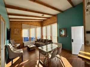 a living room with a couch and a table at Cabañas Arte Brisa Patagonia in Puerto Natales