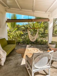 sala de estar con hamaca y sofá en La villa detente - Une experience authentique en Rodrigues Island