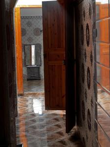 una puerta abierta en una habitación con suelo de baldosa en Dar Lala Haniya en Rabat
