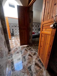 una puerta abierta a una habitación con suelo de piedra en Dar Lala Haniya, en Rabat