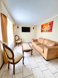 a living room with a couch and a tv at Casa en Pucón in Pucón