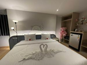 เตียงในห้องที่ Herma Hotel