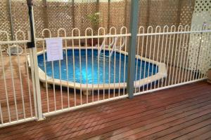 uma piscina numa cerca num deque em Wanderlust ** Pet Friendly 3 Bedroom Home With a Pool em Sellicks Beach