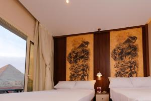Voodi või voodid majutusasutuse Sky Pyramids View Inn toas