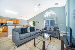 een woonkamer met 2 banken en een keuken bij 4BR-3BA-Large Private Pool-Free WiFi-Near Disney in Davenport