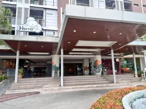 ด้านหน้าอาคารหรือทางเข้าของ Herma Hotel