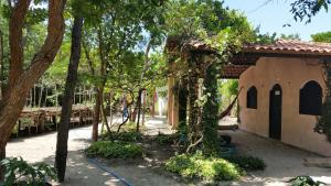 a building with a bunch of trees in front of it at Nas matas da lagoa Azul in Cruz