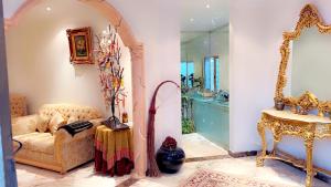 دور بغرفتين نوم في المحمدية شمال الرياض في الرياض: غرفة معيشة مع أريكة ومرآة