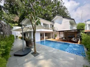 una casa con piscina en un patio en Bungalow Homes, en Bandung