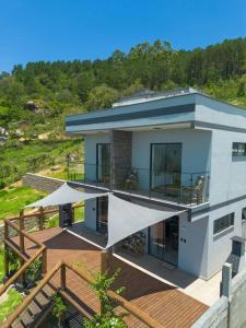 an aerial view of a house with a deck at Pousada Mirante do Sol-Vista Exuberante com Spa in Governador Celso Ramos +52 photos