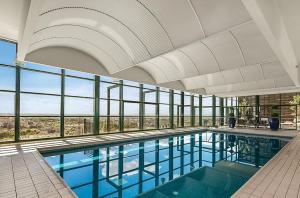 una gran piscina en un edificio con ventanas en Regency Towers en Melbourne
