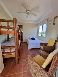 聖何塞港的住宿－Casa Gaviota，一间带双层床的客厅和一间卧室