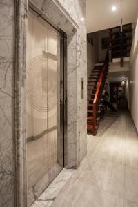 um corredor com uma porta de vidro e uma escada em Lanha Hotel - Homestay em Hanói