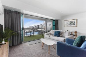 - un salon avec un canapé et une table dans l'établissement Luxury Apartment With Stunning Harbour & City View, à Auckland
