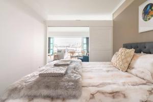 - une chambre avec un grand lit et un canapé dans l'établissement Luxury Apartment With Stunning Harbour & City View, à Auckland