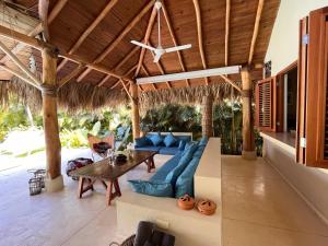 uma sala de estar com um sofá azul e uma mesa em Las Terrenas - Caribbean Villa for 6 people - Exceptional location em Las Terrenas