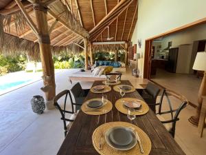 uma sala de jantar com mesa e cadeiras e um quarto em Las Terrenas - Caribbean Villa for 6 people - Exceptional location em Las Terrenas