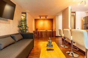 a living room with a couch and a table at Apartamento familiar con jacuzzi El Poblado in Medellín