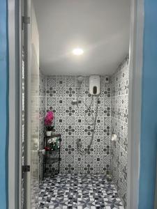 La salle de bains est pourvue d'un mur carrelé noir et blanc. dans l'établissement Anda Home at Cabagnow Cave Pool, à Anda