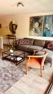 - un salon avec un canapé et une table dans l'établissement Apartamento en Las Condes frente a parque araucano, à Santiago