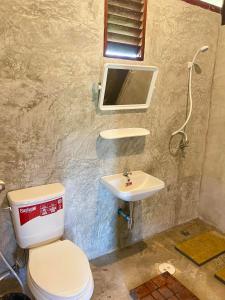 a bathroom with a toilet and a sink at Wanmai Farm Stay Muangkong วันใหม่ฟาร์มสเตย์ เมืองคอง เชียงดาว in Ban Yang Nong Bua