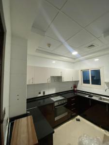 Kuchyň nebo kuchyňský kout v ubytování Spacious Mini Partition Room Near Emirates Mall
