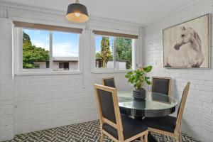 comedor con mesa de cristal y sillas en Silverhill Cottage, en Exeter