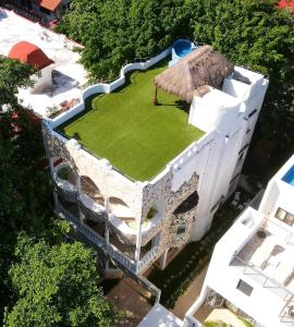 vista sul tetto di un edificio con tetto in erba di Castillo de Amor - HoneyMoon a Playa del Carmen