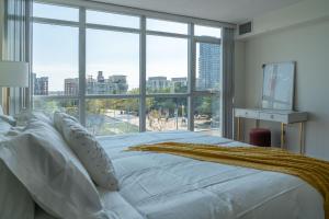 Krevet ili kreveti u jedinici u objektu Large 2 bedrooms besides CN tower