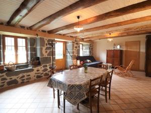 a kitchen and dining room with a table and chairs at Gîte Murat-Chastel-sur-Murat, 2 pièces, 4 personnes - FR-1-742-48 in Murat