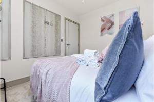 Schlafzimmer mit einem Bett und einem großen Kissen in der Unterkunft Lovely 1 bedroom apartment - Wembley Park in London