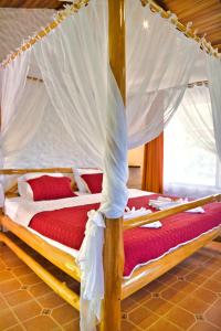 Postel nebo postele na pokoji v ubytování Samara Pacific Lodge
