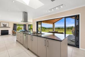 eine offene Küche mit Blick auf einen Hof in der Unterkunft Meadowscape Hideaway - Martinborough Holiday Home in Martinborough 