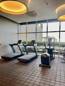 un gimnasio con equipo cardiovascular en una habitación con ventanas en Luxury Beachfront Apartment - Morros City, en Cartagena de Indias