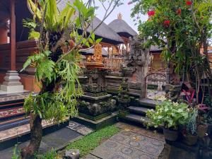 Ein Gebäude mit einem Haufen Pflanzen davor. in der Unterkunft Nyoman House Ubud in Ubud