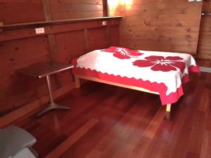En eller flere senge i et værelse på Mara'ai le spot Tubuai Ch Double piscine salle d'eau et WC privée