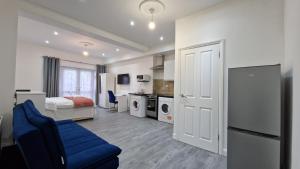 een hotelkamer met een bed en een blauwe bank bij Spacious 3-Bedroom Apartment - London in Wanstead